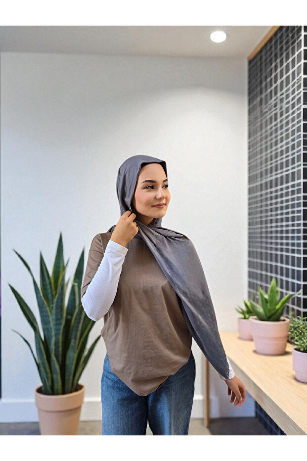 شال قطني ممشط باللون الرمادي الداكن - 2