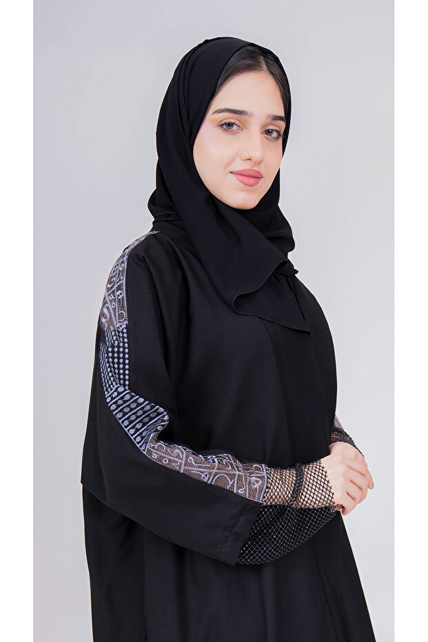 عباية سوداء مطرزة بالأحرف العربية