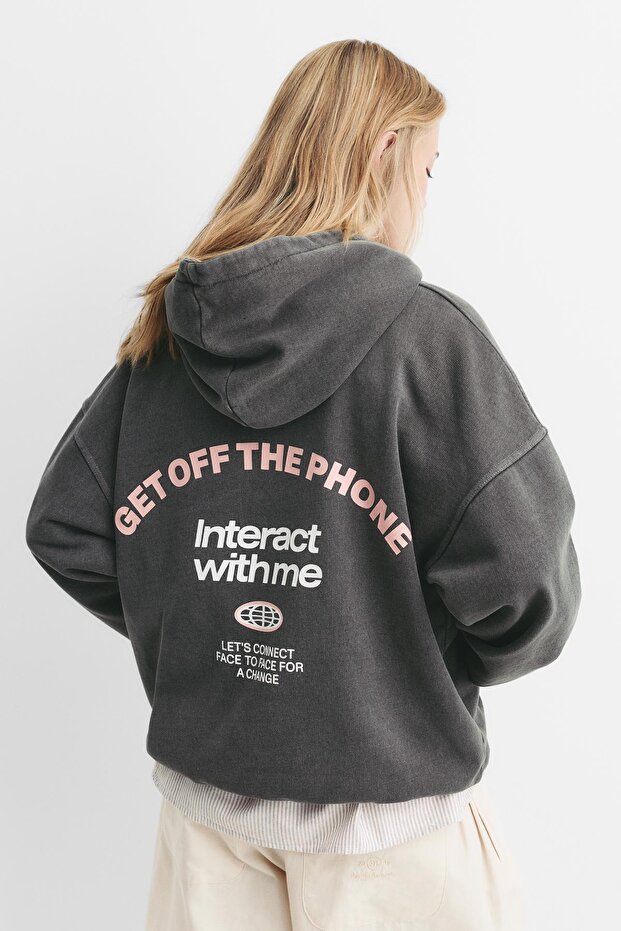 Grafik ve yazılı kapüşonlu sweatshirt - 1