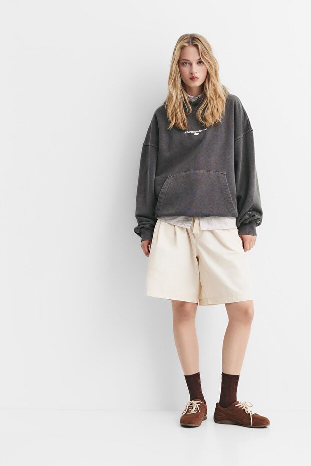 Grafik ve yazılı kapüşonlu sweatshirt - 2