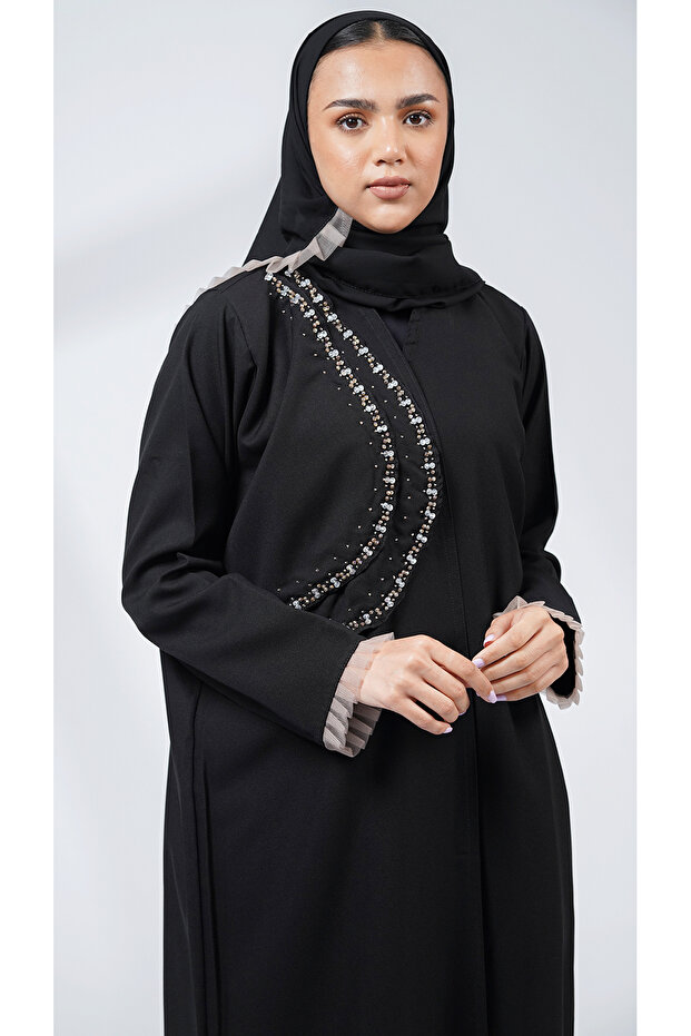 عباية سوداء بتطريز خرزي على الكتف