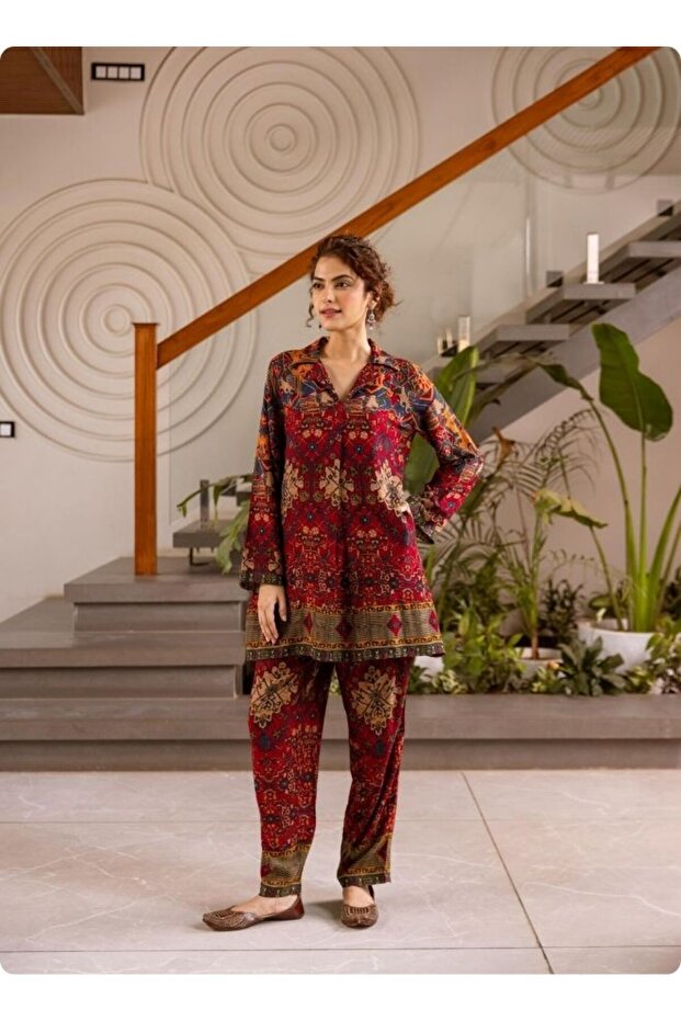 طقم كورتا مطبوع برقبة دائرية باللونين الأحمر والصدأ - 1