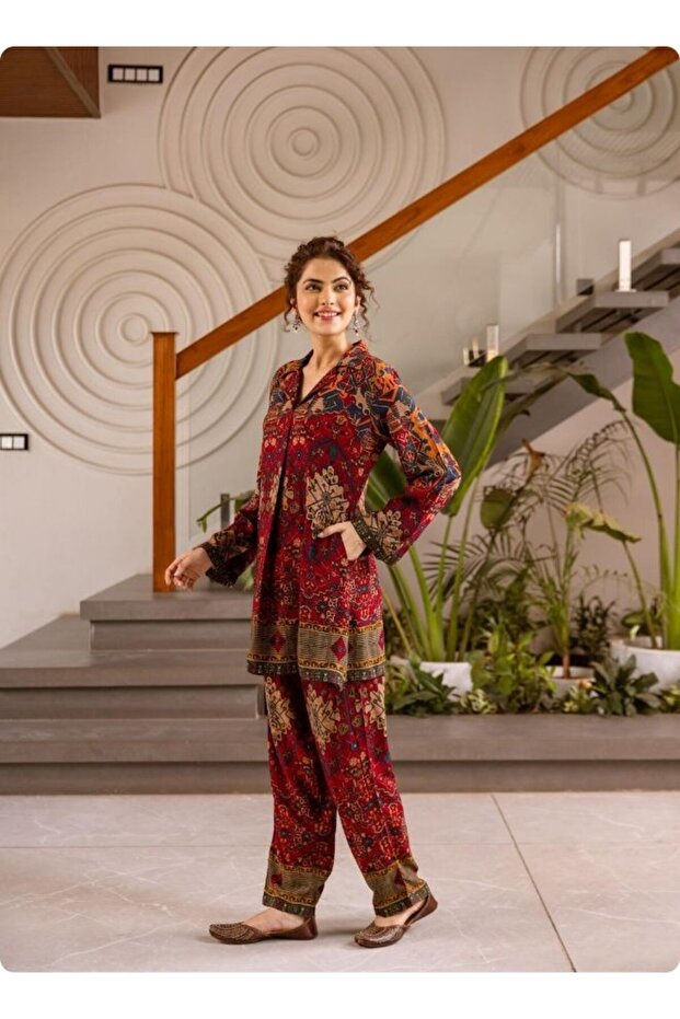 طقم كورتا مطبوع برقبة دائرية باللونين الأحمر والصدأ - 5