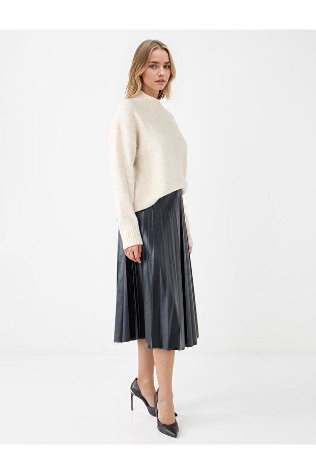 Siyah Deri Görünümlü Piliseli Normal Bel Midi Etek - 3