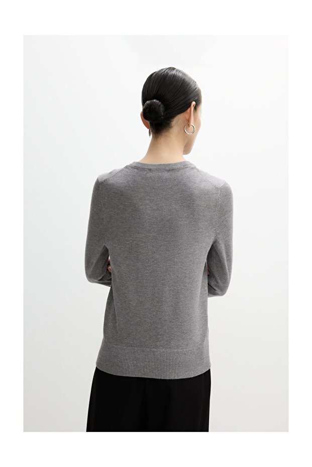 Sweter damski z okrągłym dekoltem i guzikami - 4