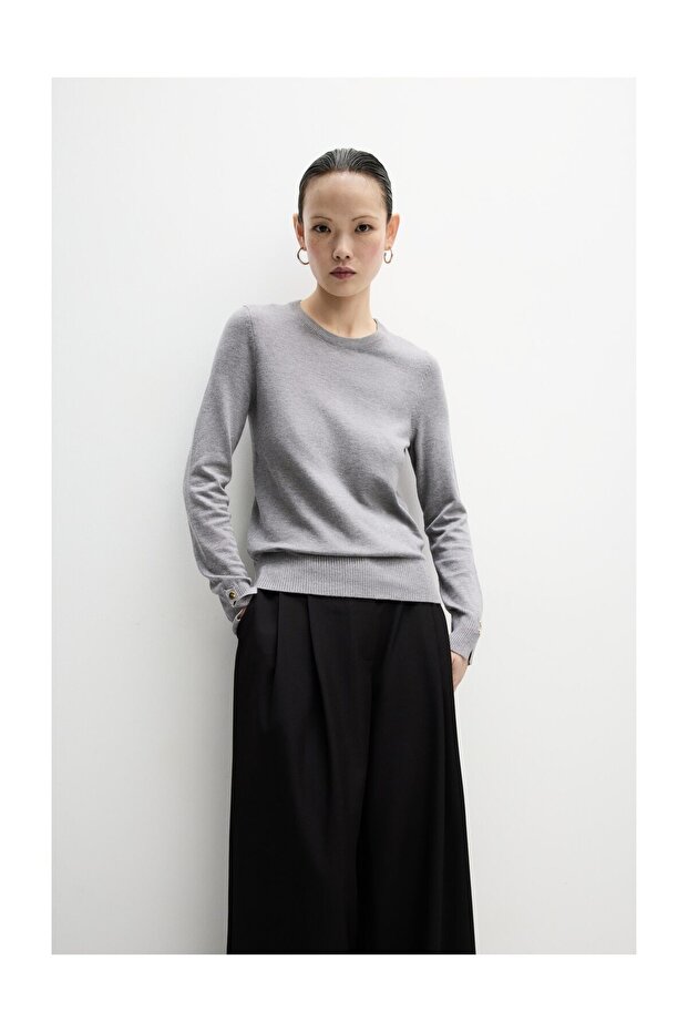 Sweter damski z okrągłym dekoltem i guzikami - 1