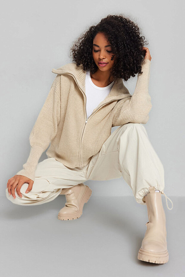 Szeroki dopasowany rozpinany kardigan z kołnierzem typu stójka i zamkiem błyskawicznym - Twoaw24Hi00072 - 2