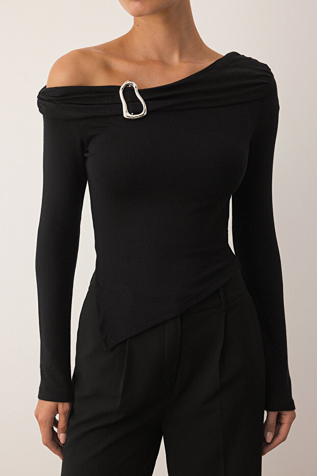 Czarna bluzka z asymetrycznym kołnierzem, dopasowana, z odkrytymi ramionami, z detalami TWOAW26BZ00121 - 3