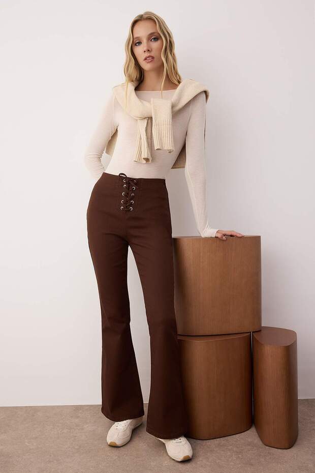 Kahverengi Flare Kalıp Bağlama Detaylı Bootcut Gabardin Pantolon TWOAW26PL00064 - 3