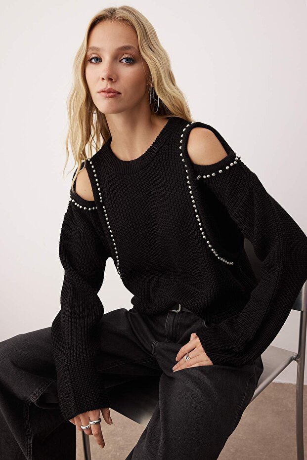 Schwarzer Pullover aus Perlenstickerei mit Schulterausschnitt/Fensterdetail TWOAW26KZ00185 - 1