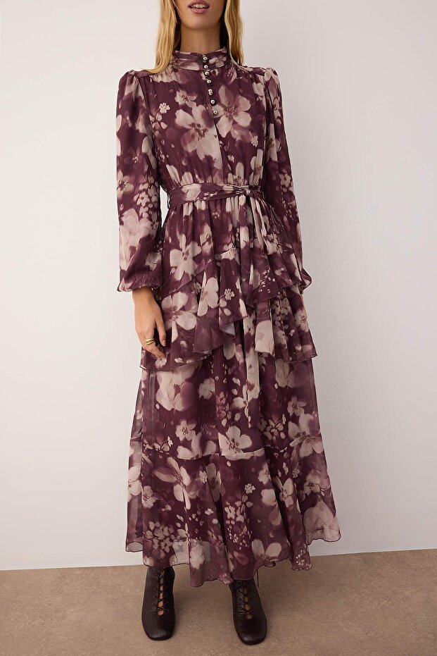 Sukienka z jasnym guzikiem i kwiatowym wzorem, wykonana z tkaniny szyfonowej TCTAW26EB00043 - 5