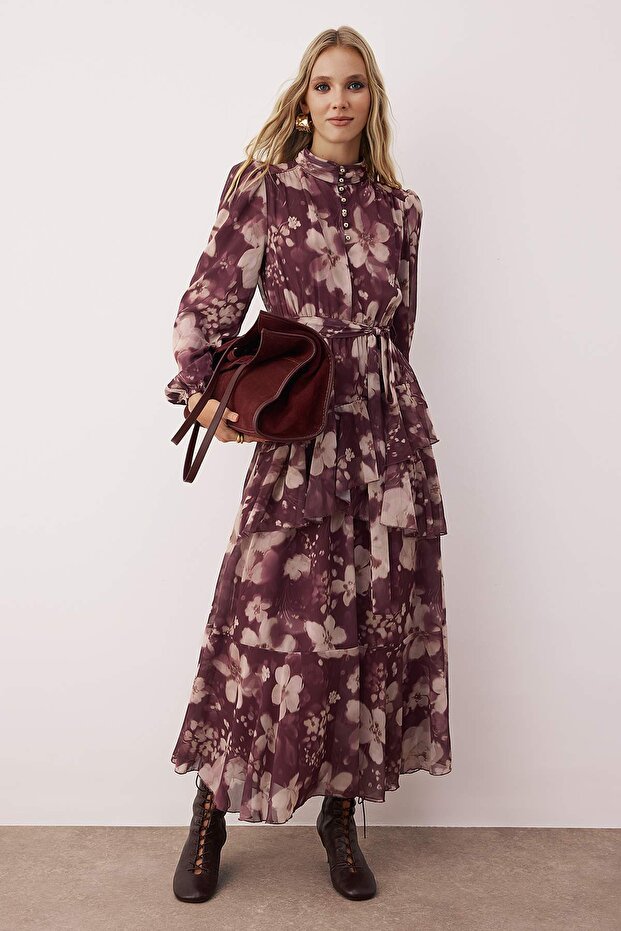 Sukienka z jasnym guzikiem i kwiatowym wzorem, wykonana z tkaniny szyfonowej TCTAW26EB00043 - 3