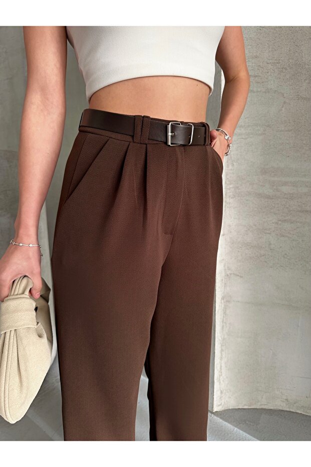 Damskie spodnie palazzo z szerokimi nogawkami i wysokim stanem, ciemnobrązowe, plisowane, z paskiem - 2