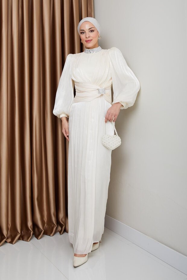 Yoryo hedvábné hidžábové večerní šaty s mašlí a kamenným lemem na krku EKRU 1236 - 4