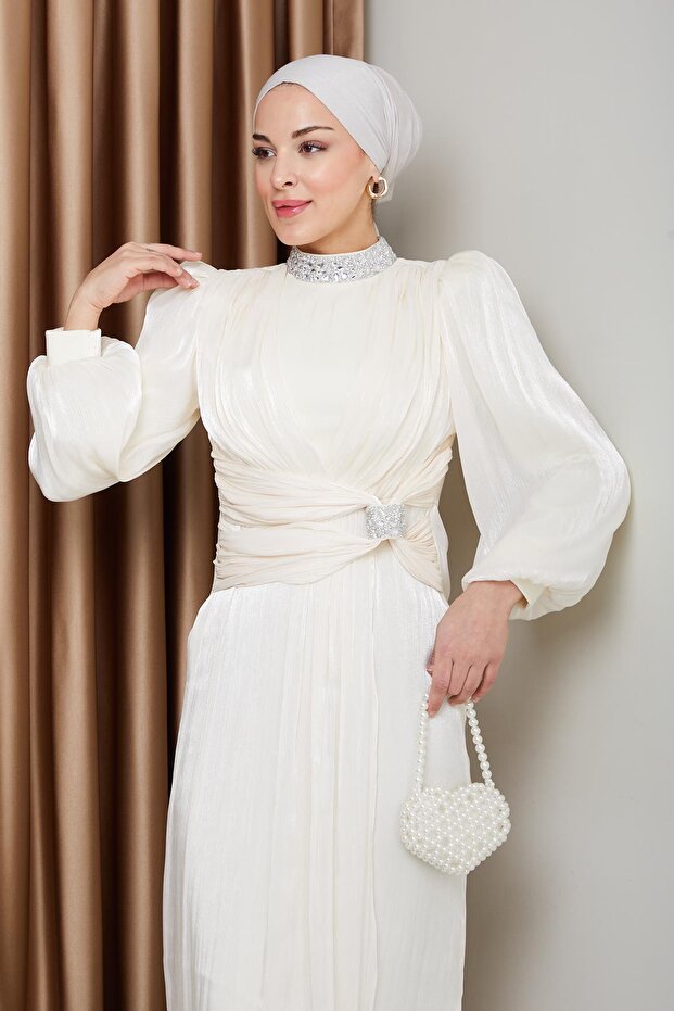 Yoryo hedvábné hidžábové večerní šaty s mašlí a kamenným lemem na krku EKRU 1236 - 3