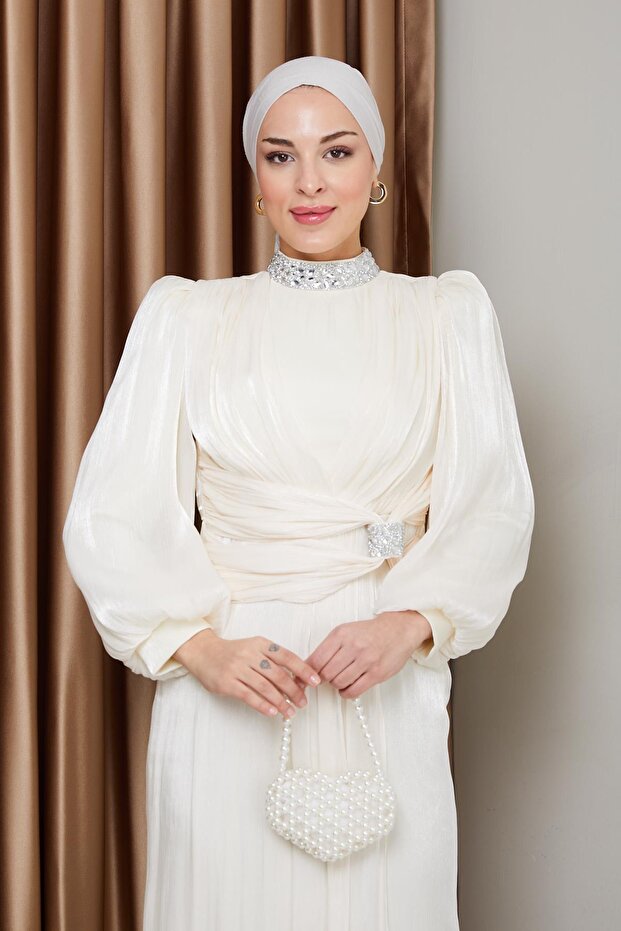 Yoryo hedvábné hidžábové večerní šaty s mašlí a kamenným lemem na krku EKRU 1236 - 5