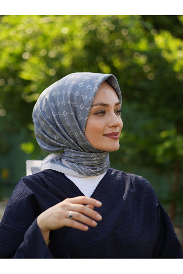 وشاح ناعم بنمط مونوغرام - 2