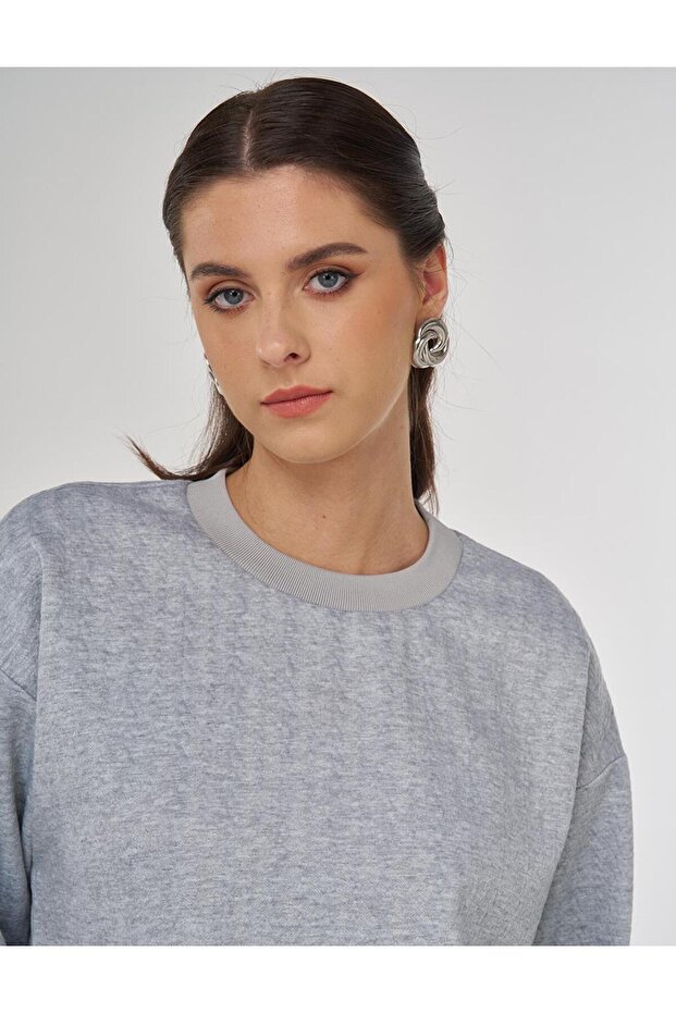 سويت شيرت منقوش برقبة دائرية باللون الرمادي الفاتح - 7