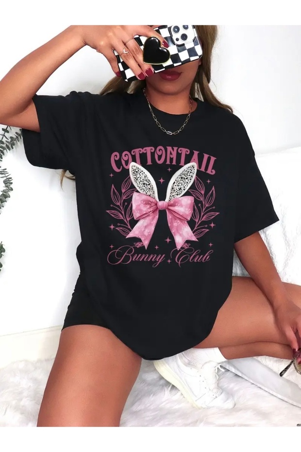 تي شيرت برقبة دائرية كبيرة الحجم مطبوع عليه COTTONTAIL