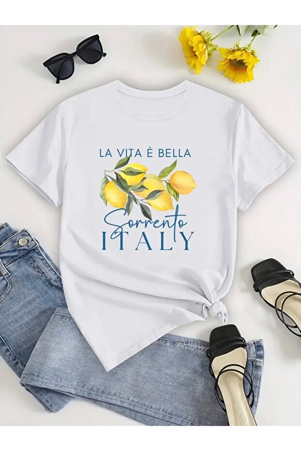 تي شيرت LA VITA BELLA مطبوع برقبة دائرية كبيرة الحجم