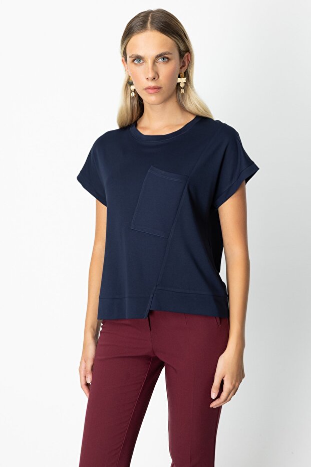 بلوزة ذات رقبة دائرية على شكل حرف V من الأمام - 1