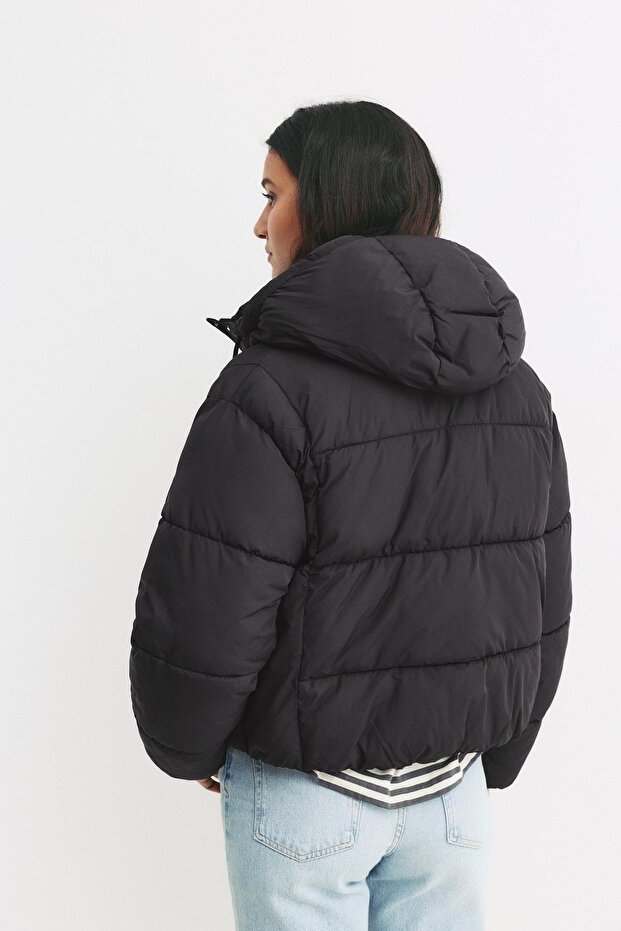 Kısa kapüşonlu şişme ceket - 4