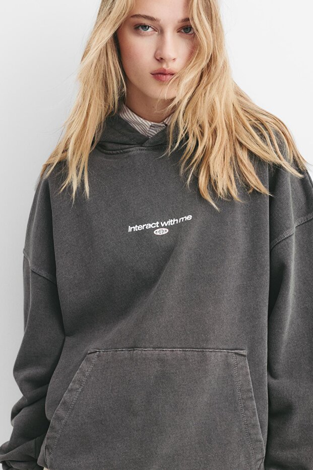 Grafik ve yazılı kapüşonlu sweatshirt - 4