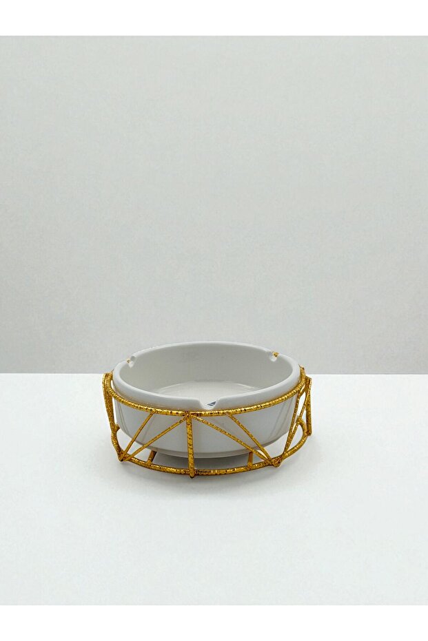 منفضة سجائر بحامل ذهبي ولون أبيض
