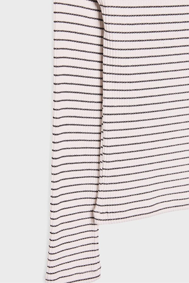 Geniş Yaka Tişört - 8