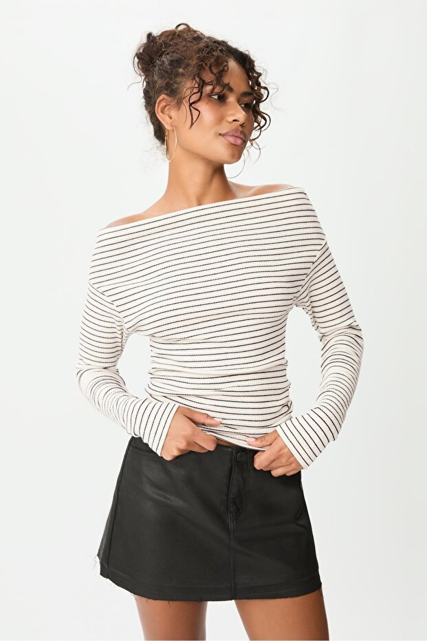 Geniş Yaka Tişört - 1