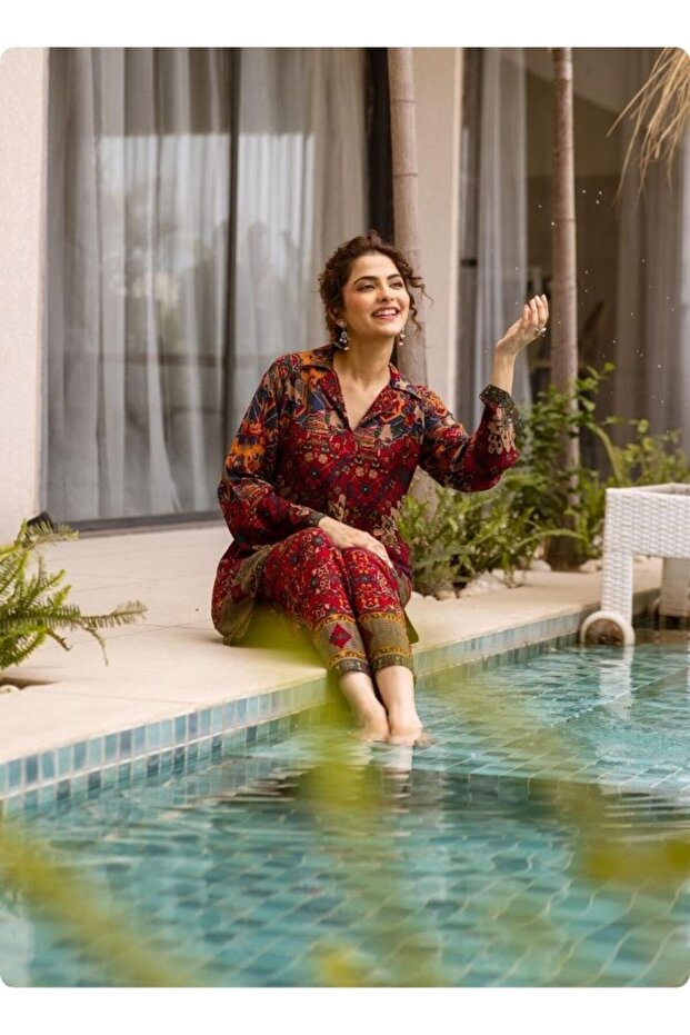 طقم كورتا مطبوع برقبة دائرية باللونين الأحمر والصدأ - 2