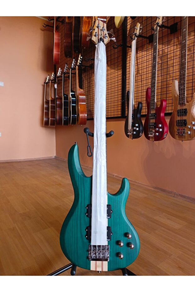 4 Telli Bass Gitar - 1