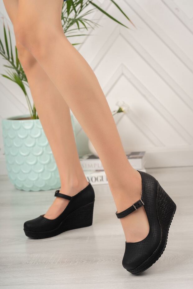 Padded Sole Front Buckle Shoes