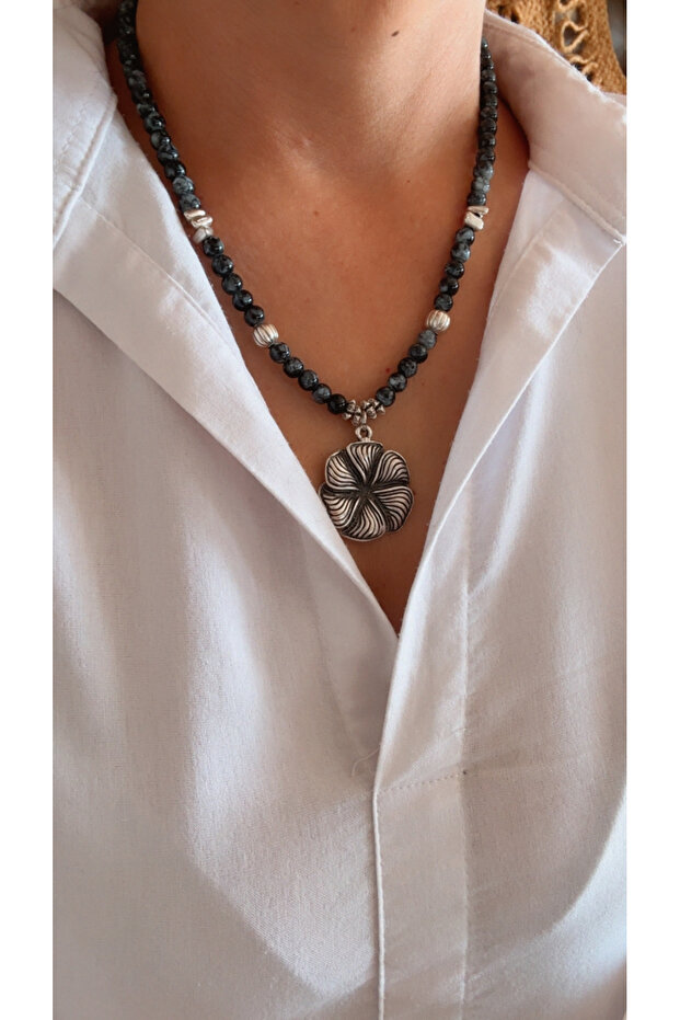 Floral Motif Design Glass Bead Necklace