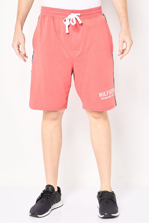 شورت رجالي أساسي بطبعة جرافيكية، بني - 1