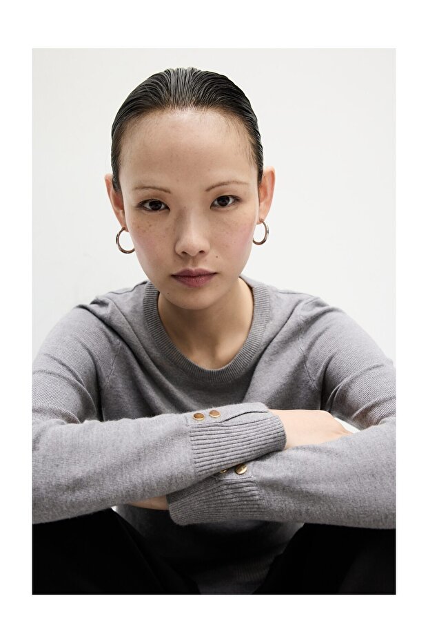 Sweter damski z okrągłym dekoltem i guzikami - 3