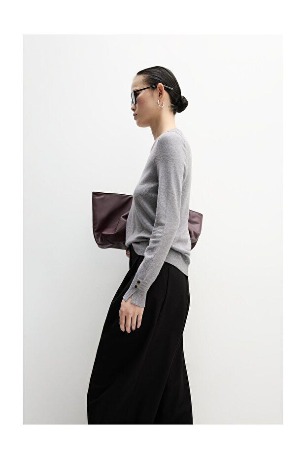 Sweter damski z okrągłym dekoltem i guzikami - 5