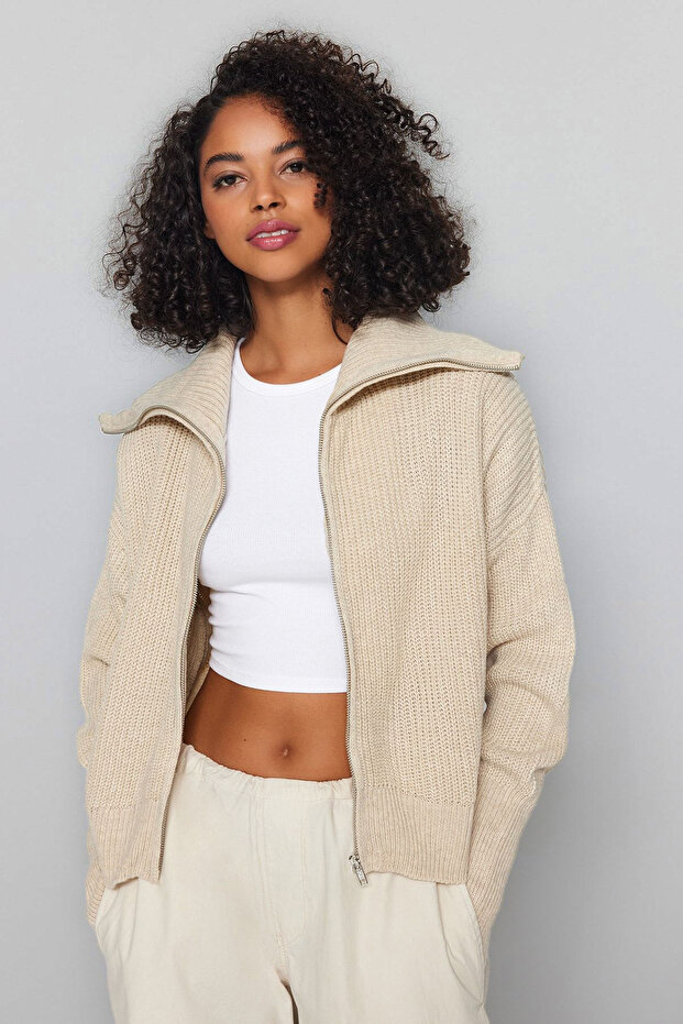 Szeroki dopasowany rozpinany kardigan z kołnierzem typu stójka i zamkiem błyskawicznym - Twoaw24Hi00072 - 4