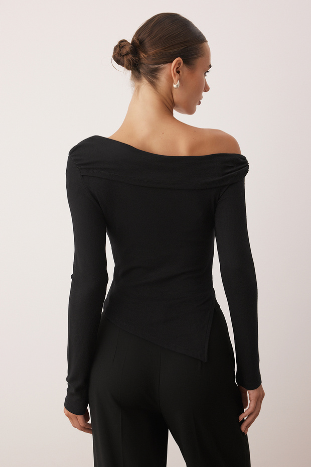 Czarna bluzka z asymetrycznym kołnierzem, dopasowana, z odkrytymi ramionami, z detalami TWOAW26BZ00121 - 4