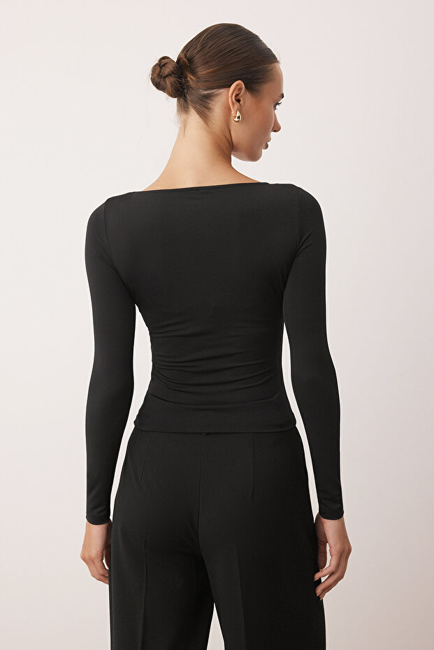 Czarna dopasowana bluzka z długim rękawem, dopasowana do ciała, z wycięciem i ozdobnym dekoltem, wykonana z elastycznej dzianiny TWOAW26BZ00130 - 4