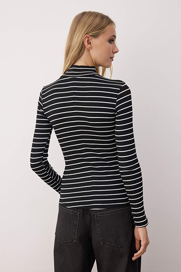 Czarna bluzka z dopasowanym krojem, stójką i długimi rękawami, z prążkowanym wykończeniem, średniej grubości dzianina, model TWOAW21BZ0423 - 4