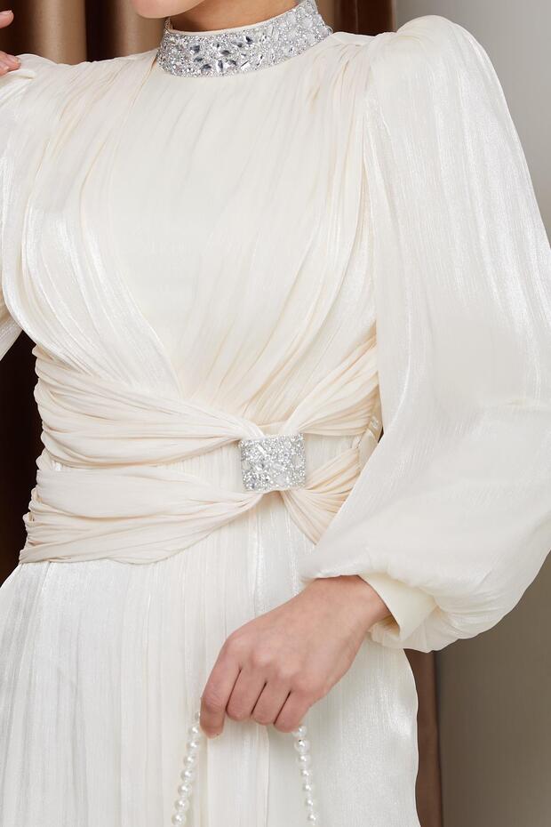 Yoryo hedvábné hidžábové večerní šaty s mašlí a kamenným lemem na krku EKRU 1236 - 6