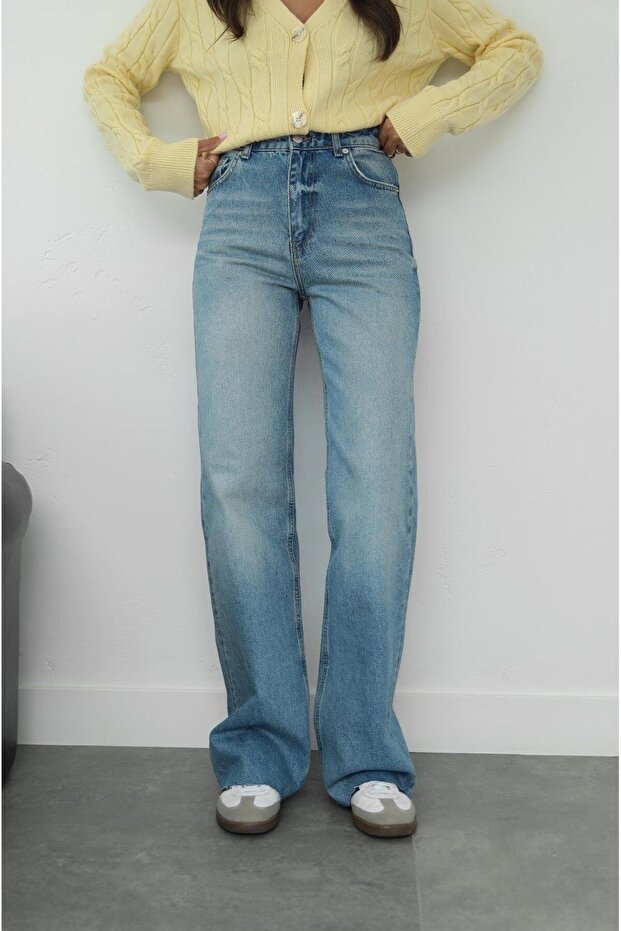 Světle modré vyprané rovné džíny - 2