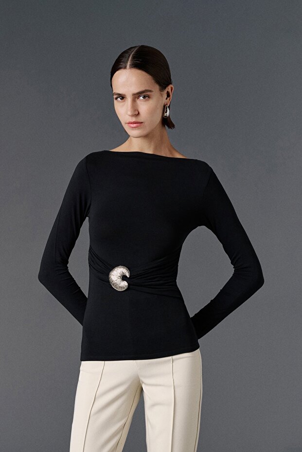 بلوزة بتفاصيل إكسسوارات ورباطات - 2