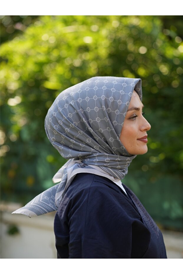 وشاح ناعم بنمط مونوغرام - 3
