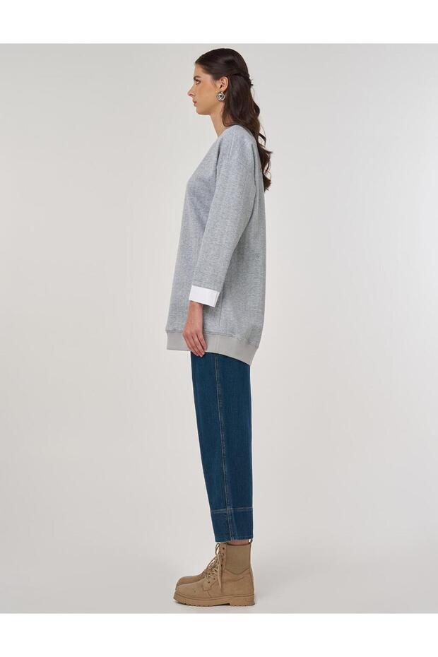 سويت شيرت منقوش برقبة دائرية باللون الرمادي الفاتح - 4