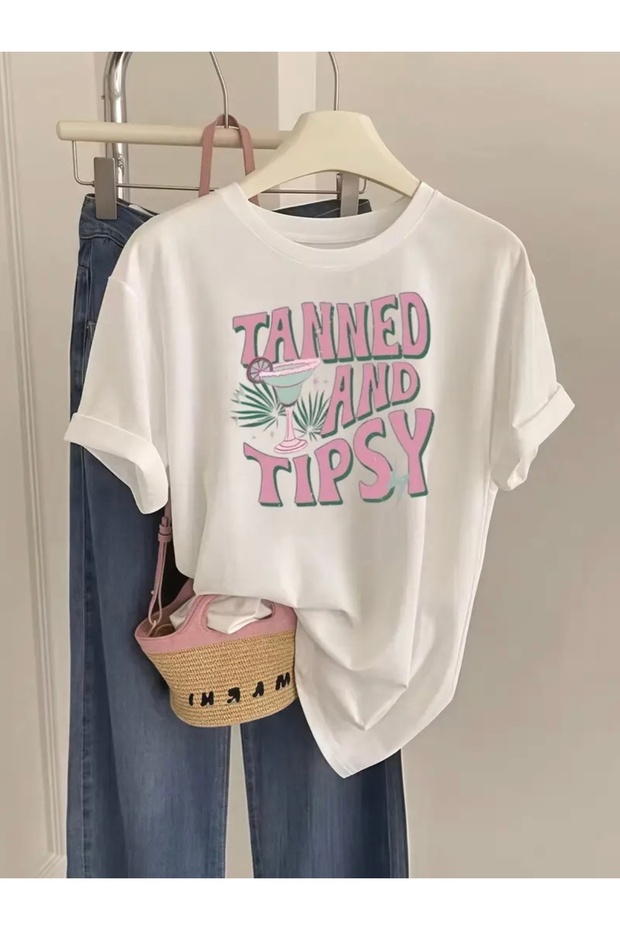 تي شيرت برقبة دائرية كبيرة الحجم مطبوع عليه TANNED AND TİPSY