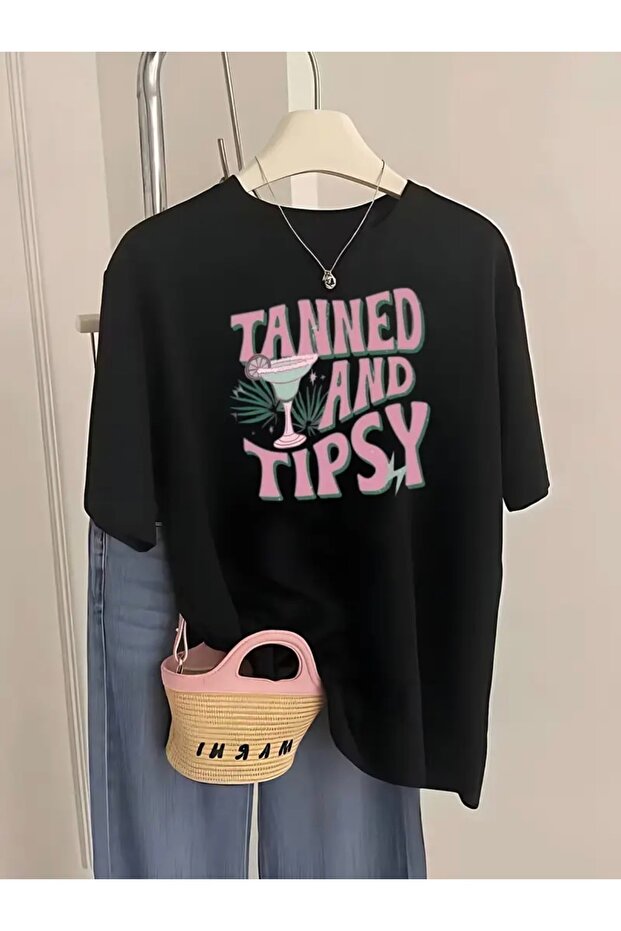 تي شيرت برقبة دائرية كبيرة الحجم مطبوع عليه TANNED AND TİPSY