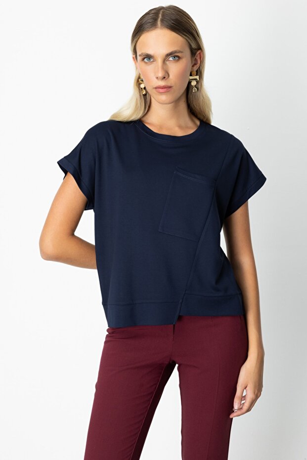 بلوزة ذات رقبة دائرية على شكل حرف V من الأمام - 2