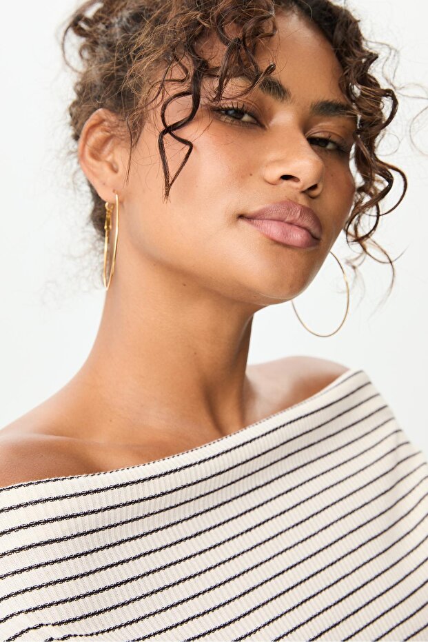 Geniş Yaka Tişört - 4